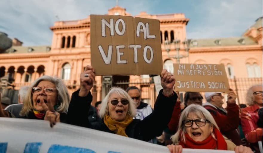 Jubilados marchan contra el veto a la ley de movilidad: “Milei nos hunde cada día que pasa”