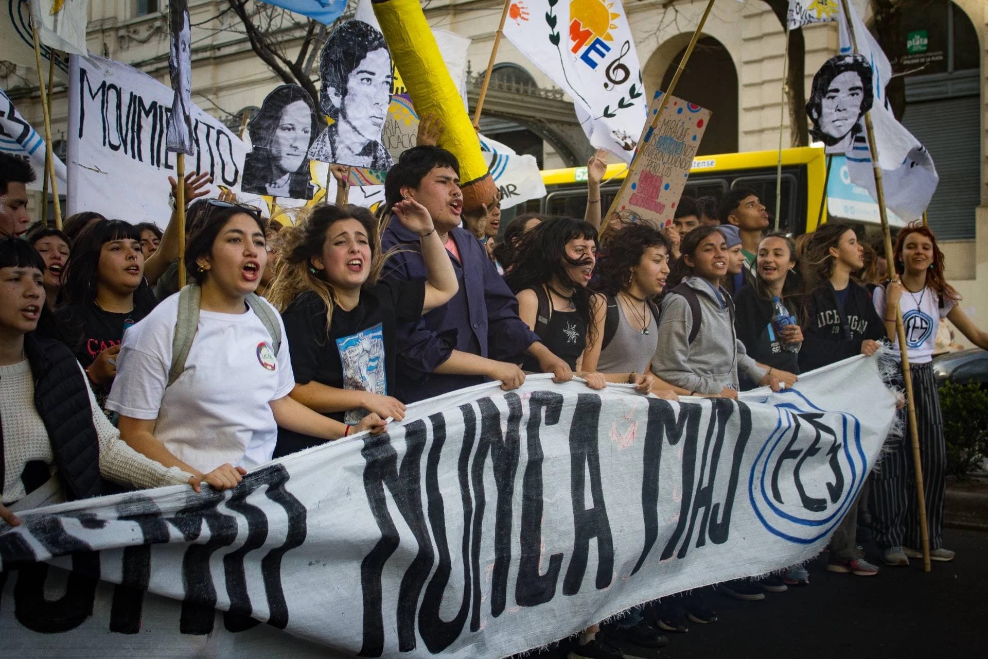 Estudiantes secundarios de La Plata vuelven a marchar en un nuevo aniversario de "La noche de los lápices"