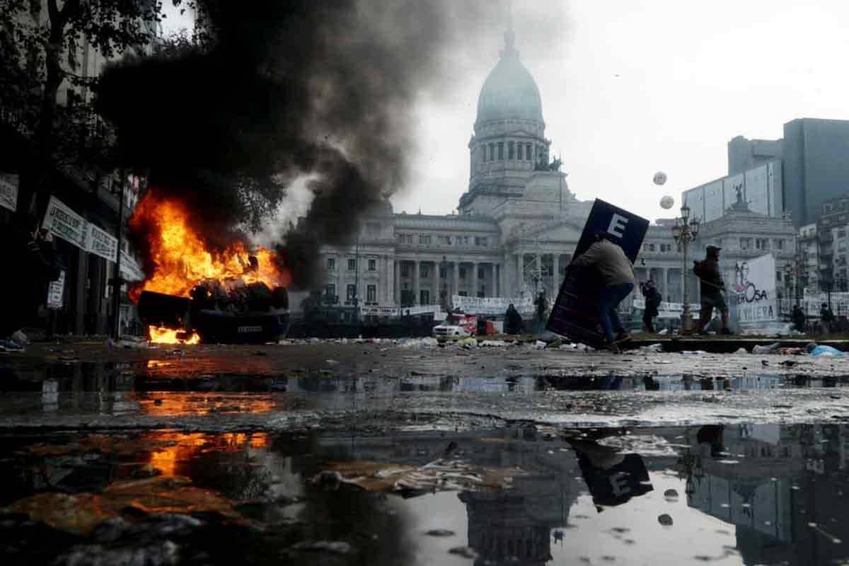 Porque quieren una economía de enclave. ¿Qué es? ¿A qué nos referimos con una economía de enclave? Sobre todo marcada por este señor que quiere ser el topo para meterse y destruir el Estado